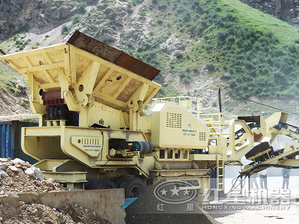 移動(dòng)顎式破碎機(jī)生產(chǎn)現(xiàn)場(chǎng)
